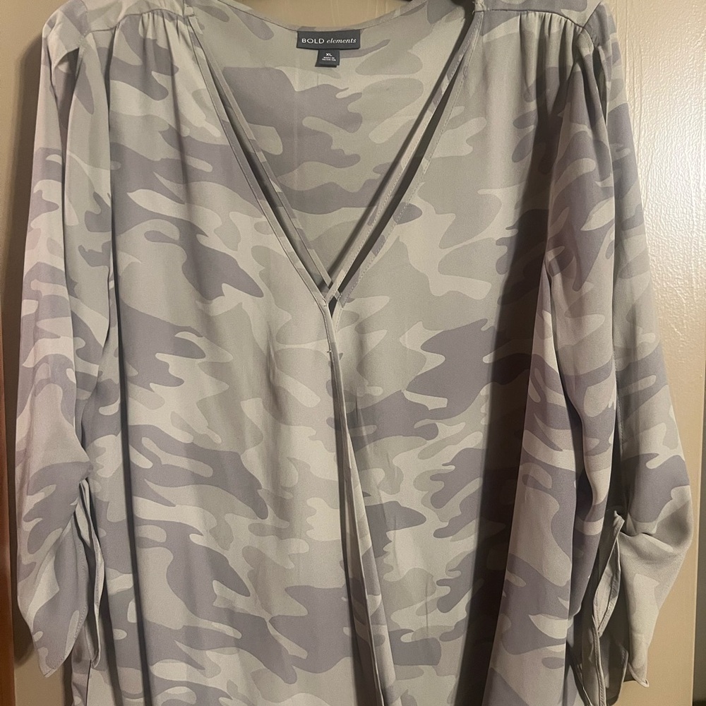 BOLD elements Women's Camouflage Blouse with peekaboo sleeves